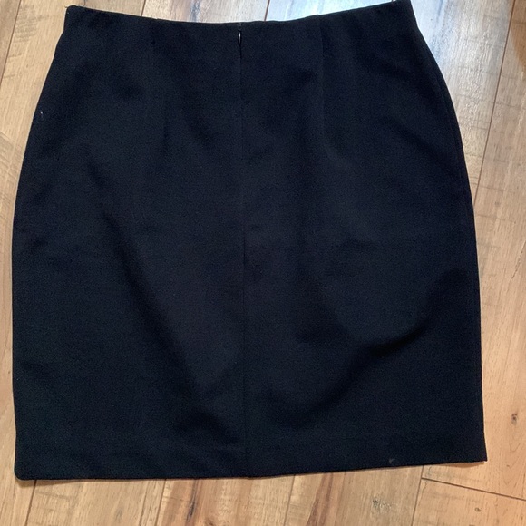 Emblem black skirt Large - Picture 5 of 9